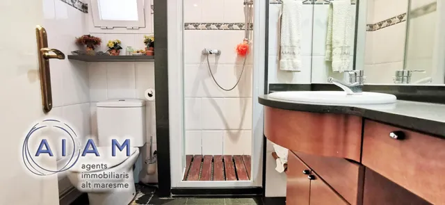 Edifidio con local y vivienda dúplex en carrer Església — 26