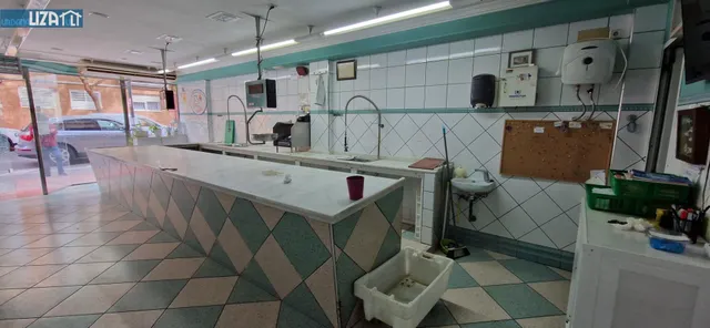 Amplio local comercial a pie de calle — 3
