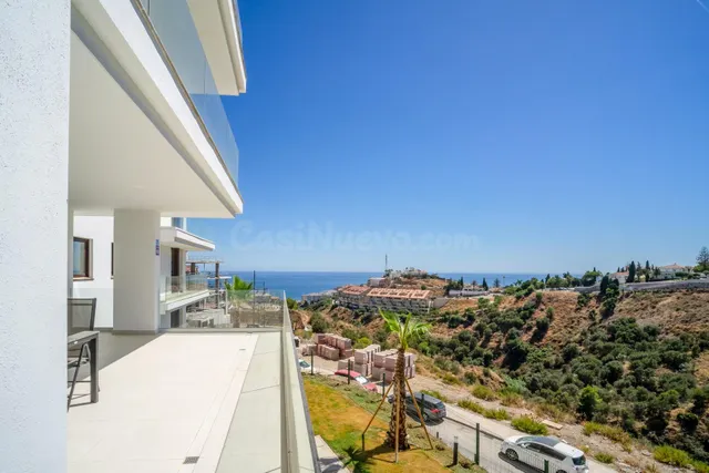 Venta de piso con dos dormitorios en Benalmádena, Málaga, Co