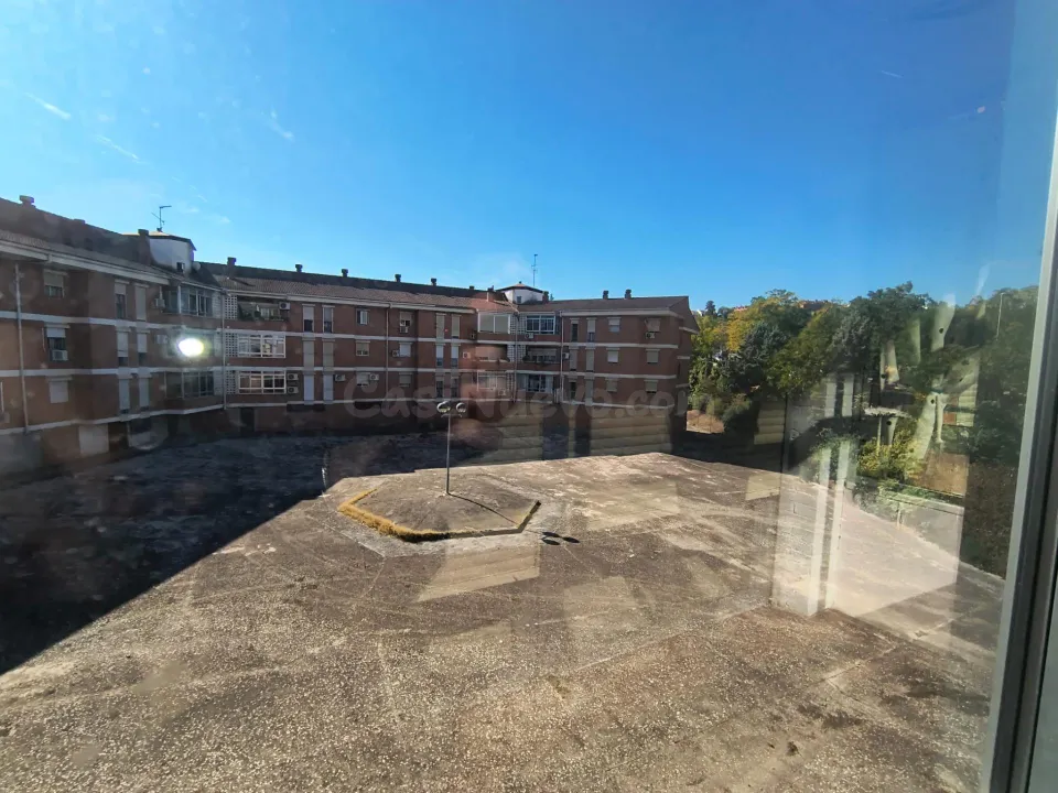 Piso en zona Pinilla con cuatro habitaciones, dos baños y  garaje
