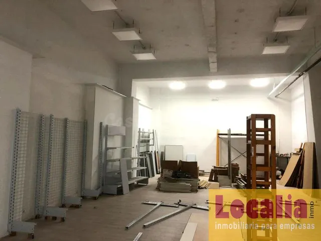 Amplio local de 360 metros en alquiler. Santander. — 3