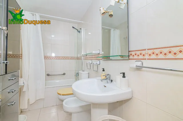 Piso de 4 dorm. con ascensor y Plaza de aparcamiento. Avda. de Madrid. — 28