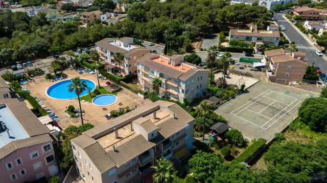 Luminoso apartamento con piscina, tenis y garaje a pocos min