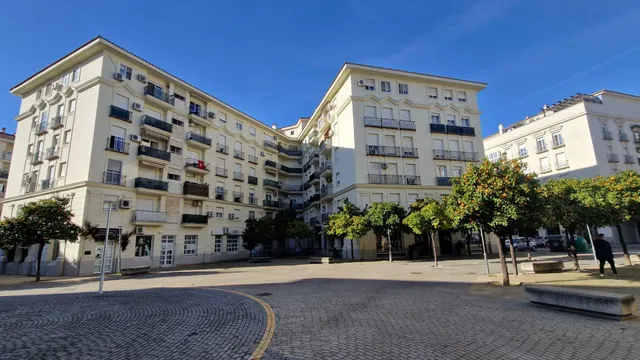 Local comercial en alquiler en esquina junto a Plaza del Caballo, gran visibilidad — 4