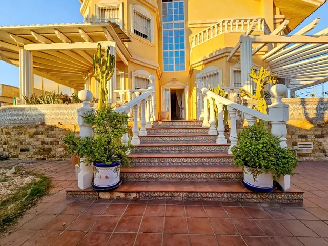 ¡Descubre la Exclusividad y el Lujo Mediterráneo en Esta Impresionante Villa en Esquina - Torrevieja — 4