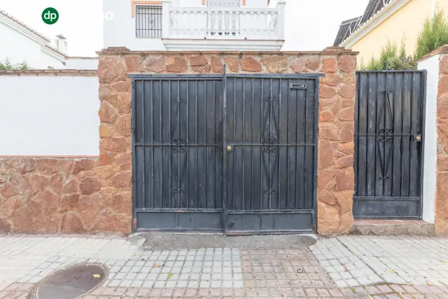 Casa independiente con piscina en La Zubia. — 39
