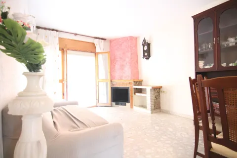 Amplio piso de 3 habitaciones dobles con terraza y patio comunitario ajardinado en Olesa de Montserrat