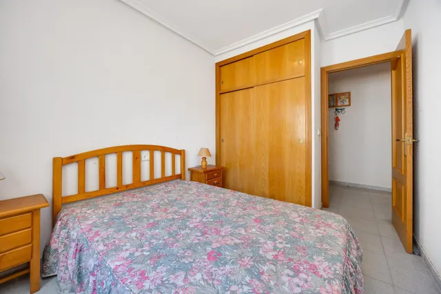 Gran piso de 4 dormitorios y dos baños en el corazón de Torrevieja, a menos de 500 metros del mar — 20