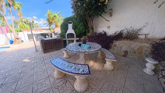 Chalet independiente de 4 habitaciones con piscina divida en dos plantas individuales — 41