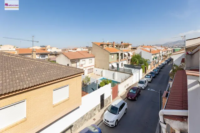Vive en el corazón de Armilla: 4 dormitorios, patio, terraza y garaje — 22