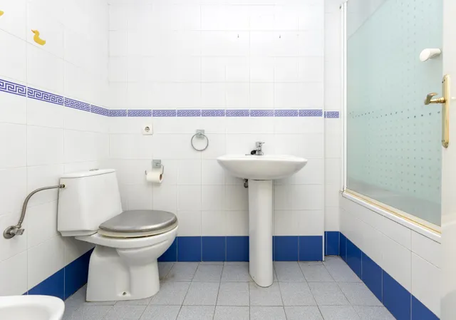 Piso de 3 dormitorios y 2 baños, con cochera. VIVIENDA DE VPO, junto al Parque de Bomberos. — 17
