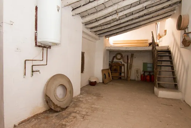 Escpecatcular Casa- Edficicio en el Centro de Baza — 40
