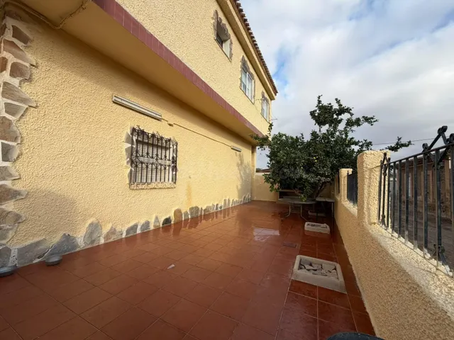MARAVILLOSA CASA CON VISTAS A LA SIERRA MINERA