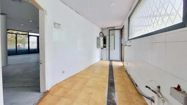 LOCAL EN VENTA EN EL PRAT DE LLOBREGAT (Barcelona). — 17