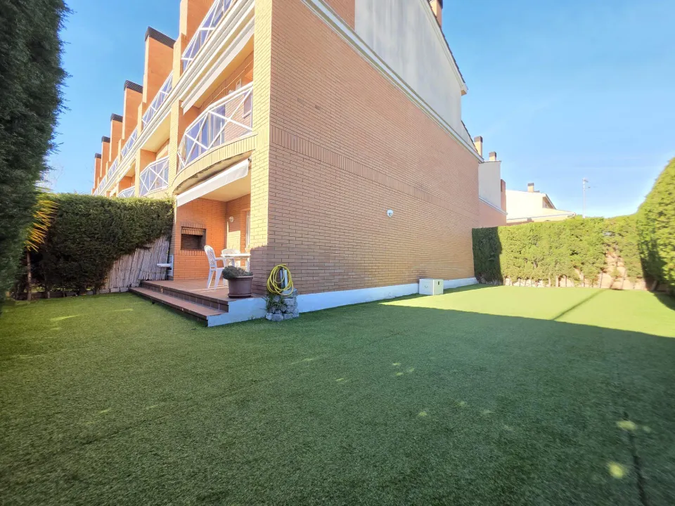 Chalet esquinero adosado en Vilafortuny