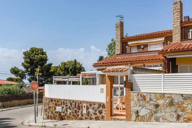 CASA ADOSADA ESQUINERA CON GRAN TERRAZA EN ELS MASSOS DE COM - foto 2