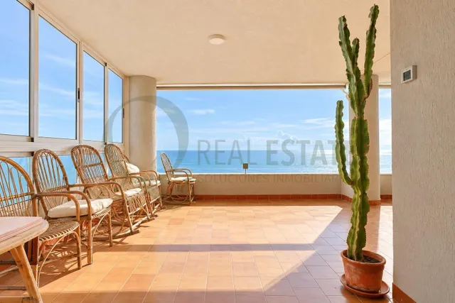 Vistas abiertas al mar y gran terraza en Cabo de las Huertas · 3 dormitorios y 2 baños — 35