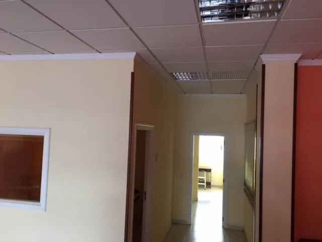 Edificio con 5 apartamentos, 2 locales  comercial y garaje  en Valle san Lorenzo. — 13