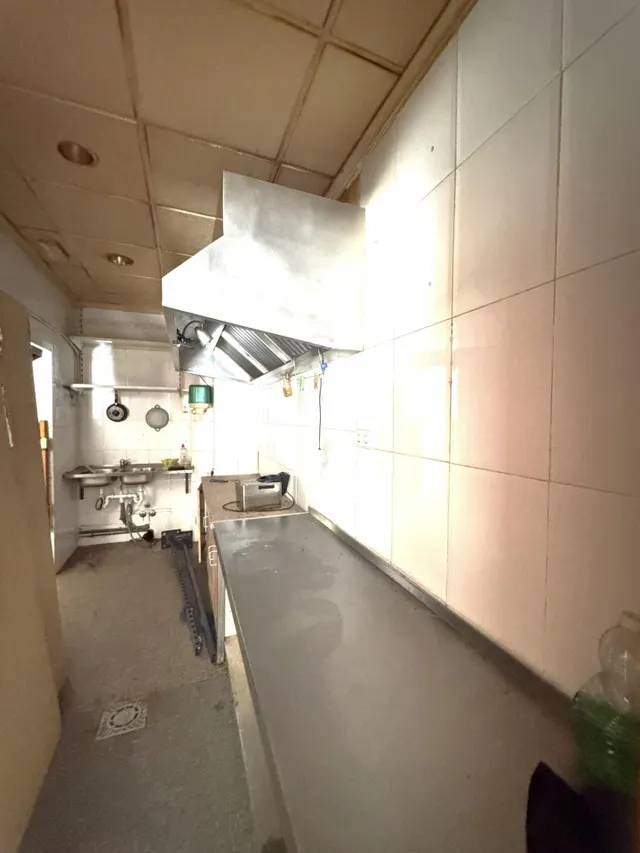 Se vende local comercial en el centro de Puente Tocinos. — 9
