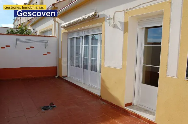 EXCEPCIONAL VIVIENDA ADOSADA CON PATIO, TERRAZA Y GARAJE