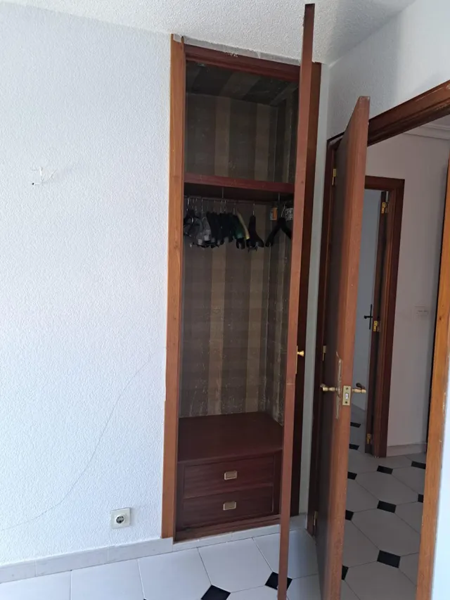 Amplio piso con 4 dormitorios y vistas al mar y Benidorm en zona Levante. — 27