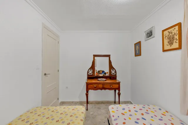 Planta baja de tres dormitorios con gran patio a 150 metros de la playa de La Mata — 14
