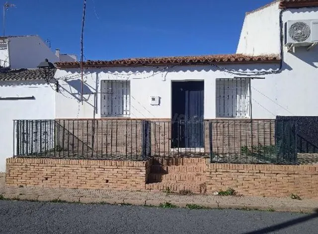 SE VENDE casa adosada OKUPA en C Don Rodrigo 14 de CalaÑ±as - foto 3