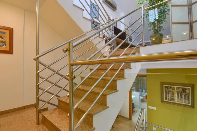 Moderna y seminueva casa en Paiporta en zona tranquila, sin finca delante — 38