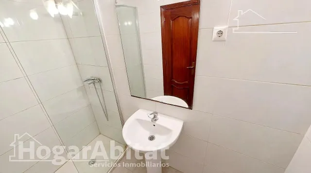 ¡Oportunidad cerca del mar! Acogedor para reformar en residencial con balcón, piscina y dos garajes — 11