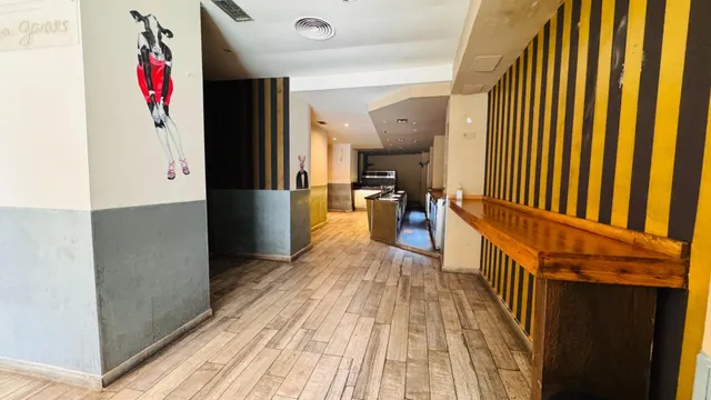 ¡Oportunidad única de inversión en la costa de Valencia! Se traspasa/vende excepcional local comercial con licencia definitiva de Pub en la codiciada Playa de Cullera. — 7