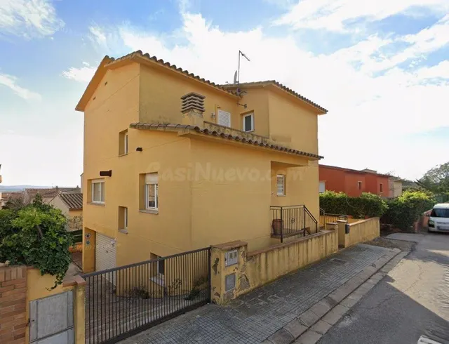 SE VENDE casa adosada OKUPA en C RAMON MUNTANER 17 de Torroe