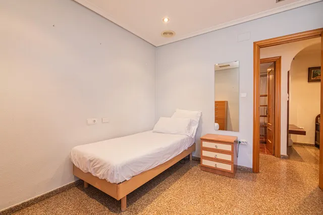 Luminoso piso exterior a esquina de 90 m2 con balcón, garaje y vistas despejadas en avenida de Alicante (vpo) — 32