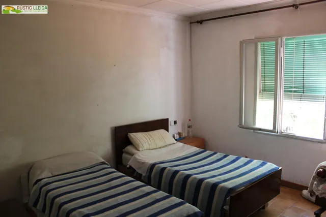 Masía con 18.000 m2 de terreno y amplios almacenes en Penelles. — 23