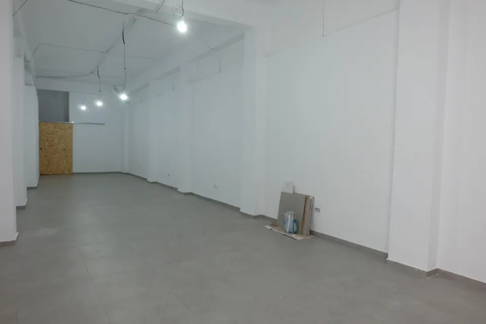 Local comercial muy amplio situado en la Calle Cardenal Benlloch.