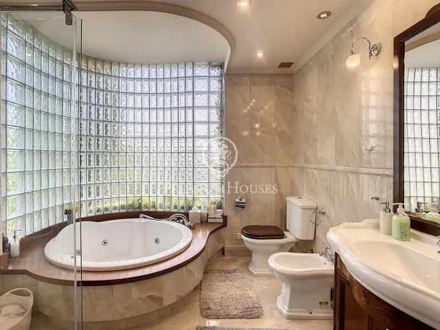 Preciosa casa de lujo en venta con vistas al mar y piscina en Calella — 12