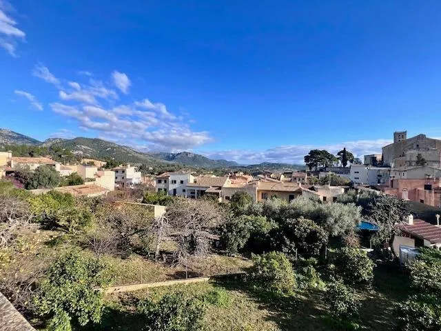 Exclusiva Casa en Venta en Selva – Vistas Impresionantes a la Serra de Tramuntana