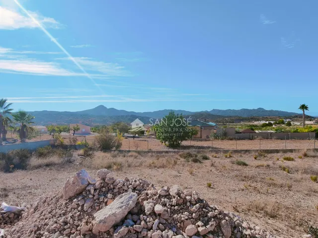 SE VENDE CHALET DE OBRA NUEVA AL LADO DEL PUEBLO DE MACISVENDA-ABANILLA — 36