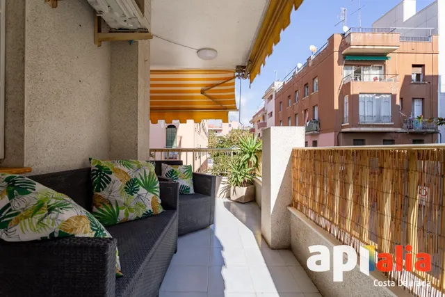 Apartamento en Paseo Miramar con Terraza esquinera y Plaza de Parking. — 2