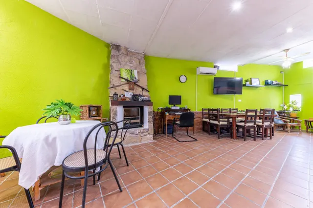 "Carácter rústico junto al mar, tu chalet para reinventar." — 13