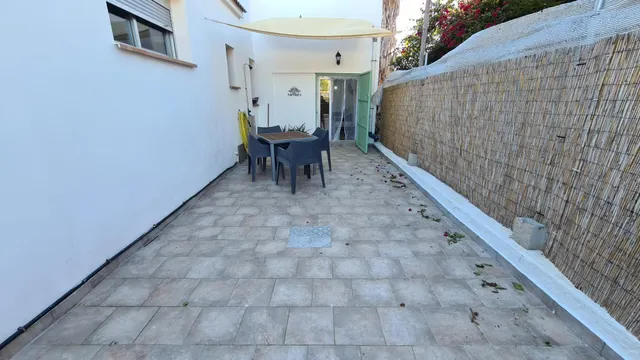 Chalet de 71 m2 con terraza y piscina a muy pocos metros de la playa — 18