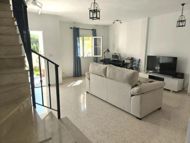 Casa pareada con piscina privada en zona tranquila — 8