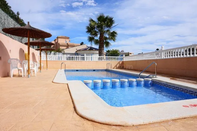 Casa adosada de diseño reformada con terraza acristalada y a - foto 2