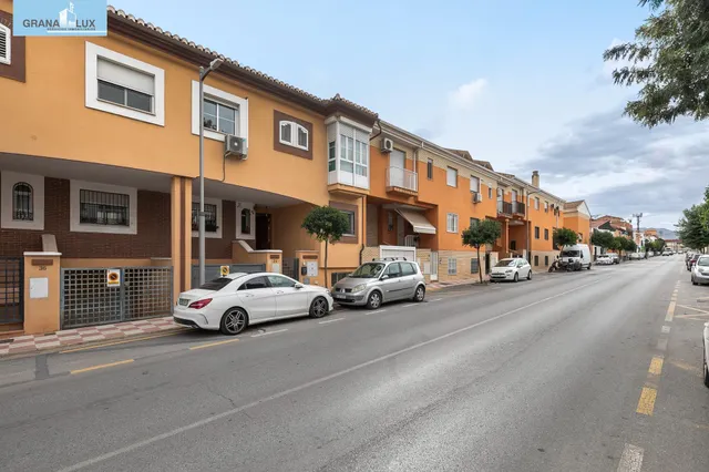 ¡Tu nuevo hogar te espera en Churriana de la Vega! Casa ados