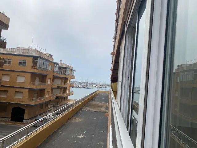 Reformado apartamento en primera línea de Torrevieja con vistas laterales al mar y piscina — 5