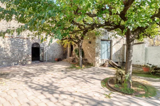 Casa de piedra semirestaurada — 11