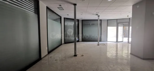 Gran local comercial en esquina al lado del Ayuntamiento — 3