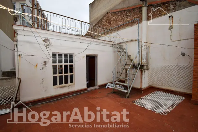 CASA SEMIREFORMADA CON GARAJE Y DOS TERRAZAS, EN EL CENTRO — 18