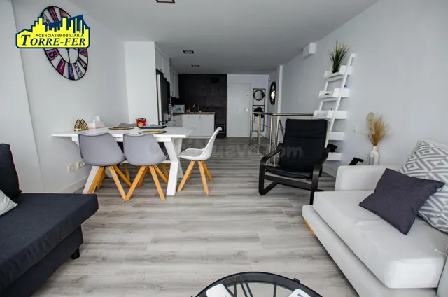 ¡Apartamento dúplex reformado y amueblado en alquiler de tem - foto 2