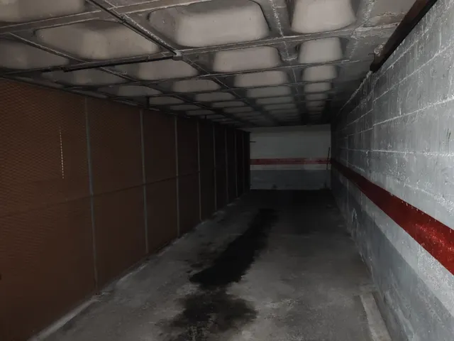 Amplia plaza de garaje cerrada para 2 coches en el Royal — 8