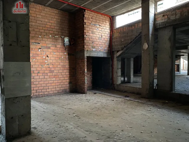 SE ALQUILA LOCAL COMERCIAL EN LA ZONA DE O COUTO — 11